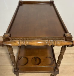 Spanischer Mid-Century Barwagen aus Holz mit gedrechselten Beinen und Flaschenhalter, 1940