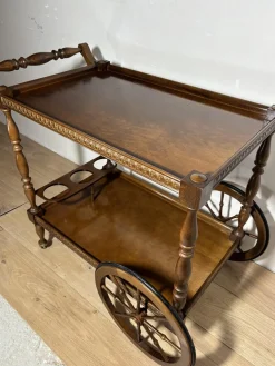 Spanischer Mid-Century Barwagen aus Holz mit gedrechselten Beinen und Flaschenhalter, 1940