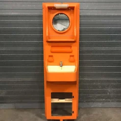 Spanischer Orangenfarbener Mid-Century Kunststoff Waschtisch von Vidal