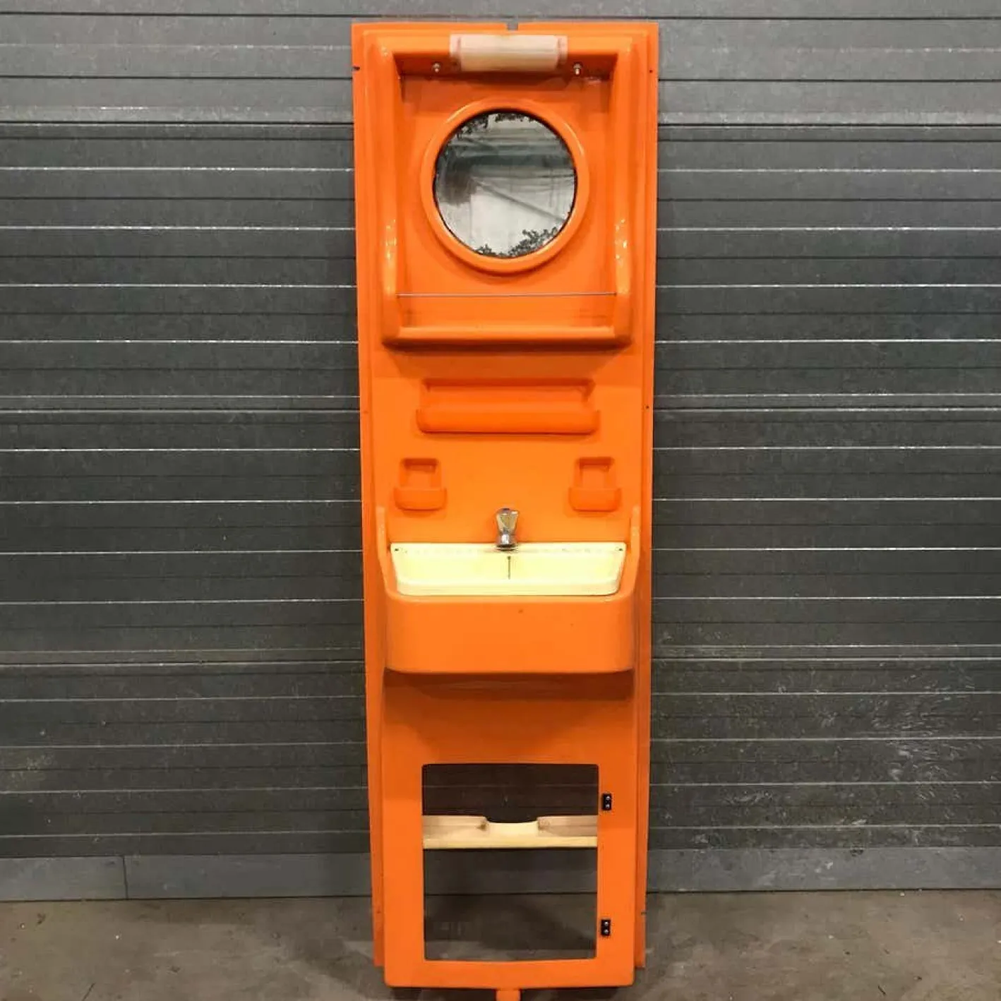Spanischer Orangenfarbener Mid-Century Kunststoff Waschtisch von Vidal