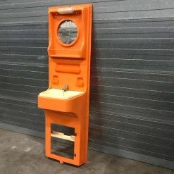 Spanischer Orangenfarbener Mid-Century Kunststoff Waschtisch von Vidal