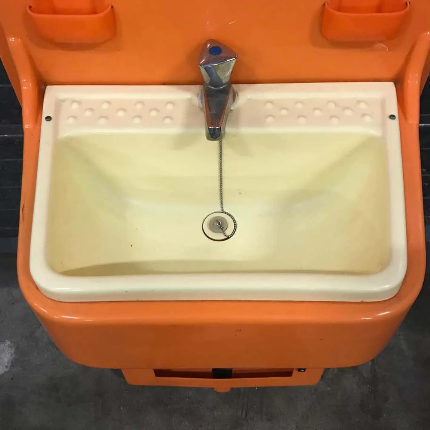 Spanischer Orangenfarbener Mid-Century Kunststoff Waschtisch von Vidal