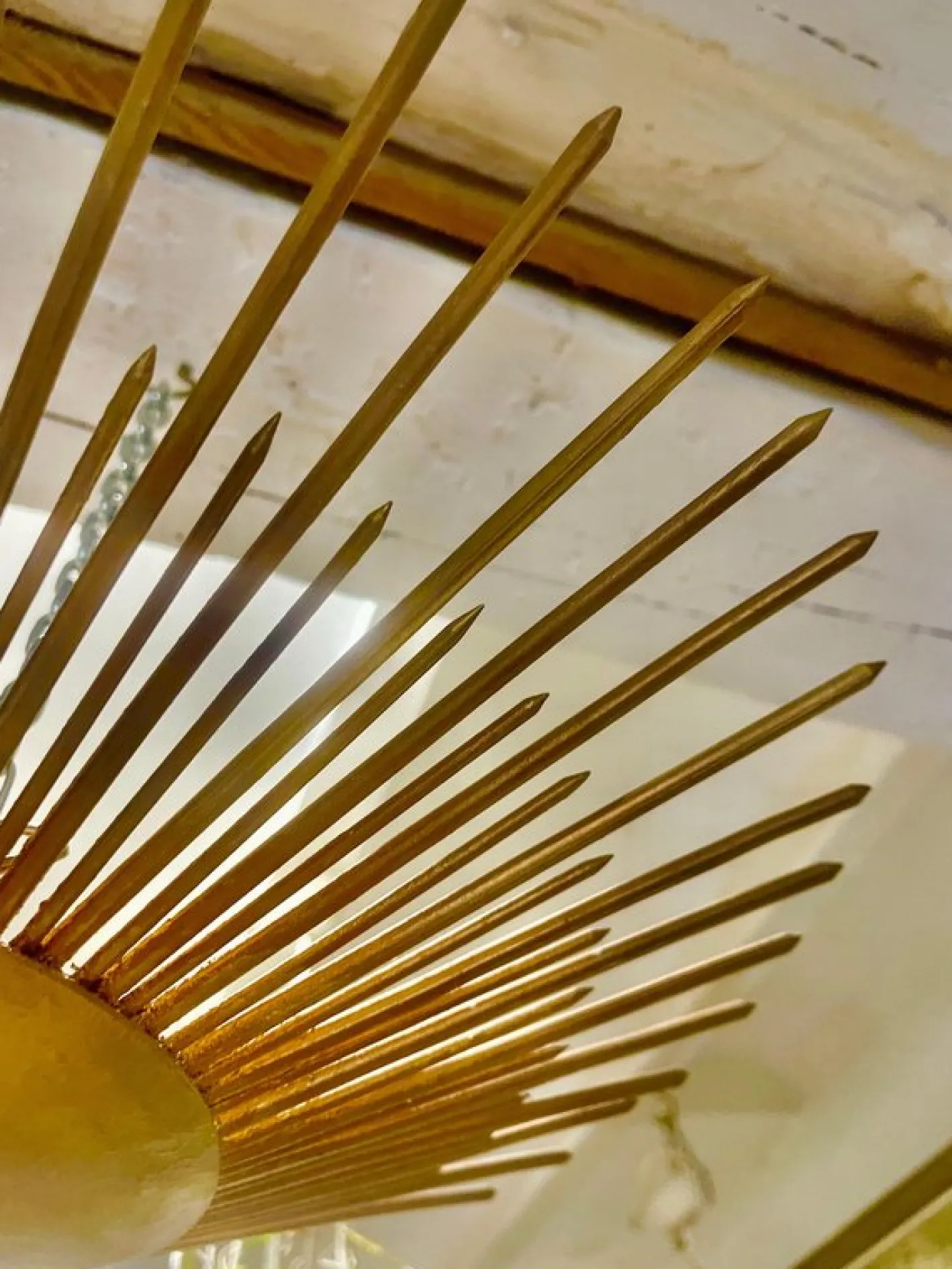 Spanische Solar Crown Sonnen Wandlampe aus Vergoldetem Metall, 1950