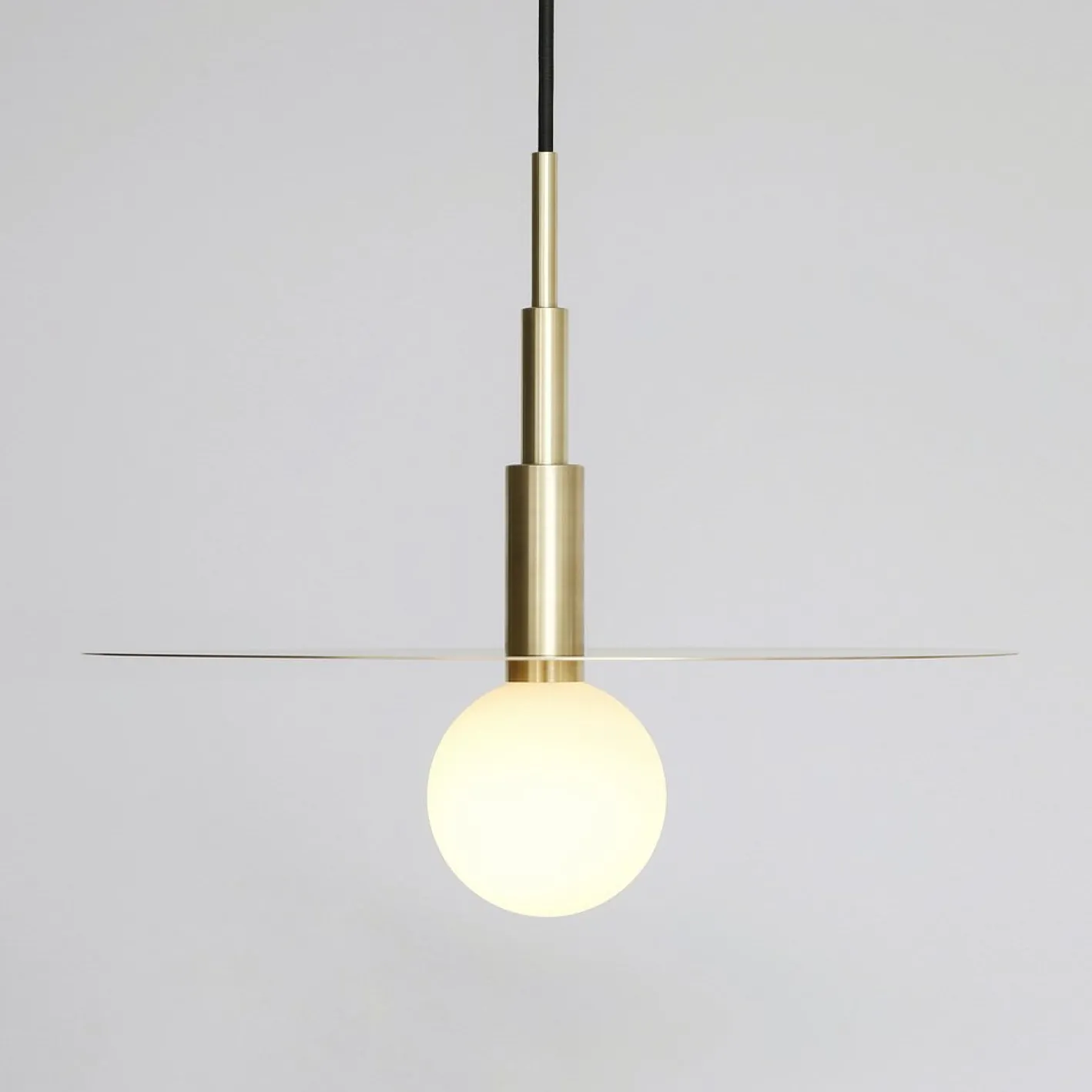 Spinode Minimale Hängelampe im modernen Design mit flacher Messingscheibe von Balance Lamp