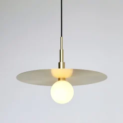 Spinode Minimale Hängelampe im modernen Design mit flacher Messingscheibe von Balance Lamp