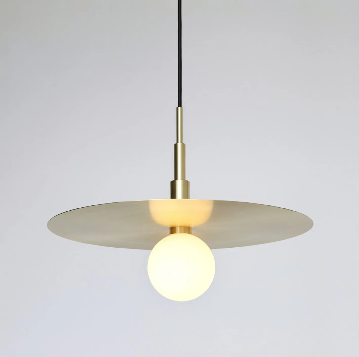 Spinode Minimale Hängelampe im modernen Design mit flacher Messingscheibe von Balance Lamp