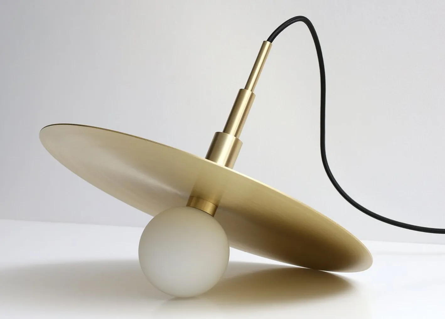 Spinode Minimale Hängelampe im modernen Design mit flacher Messingscheibe von Balance Lamp