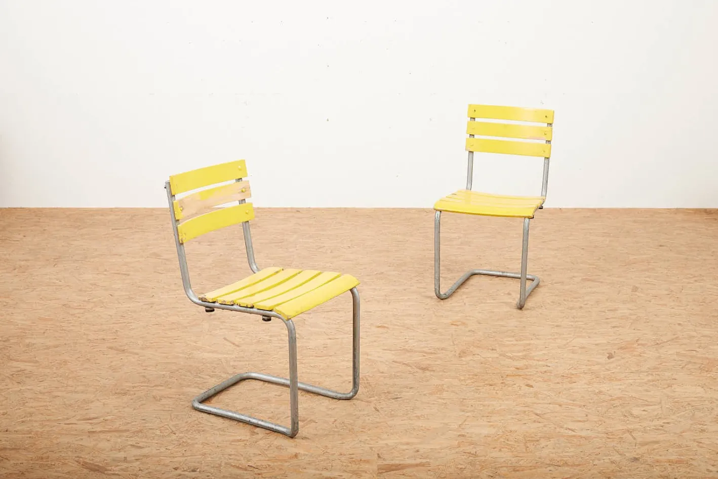 Stapelbare gelbe Modell 1023 Gartenstühle aus verzinktem Stahlrohr & Holzleisten von Embru, 1934, 2er Set