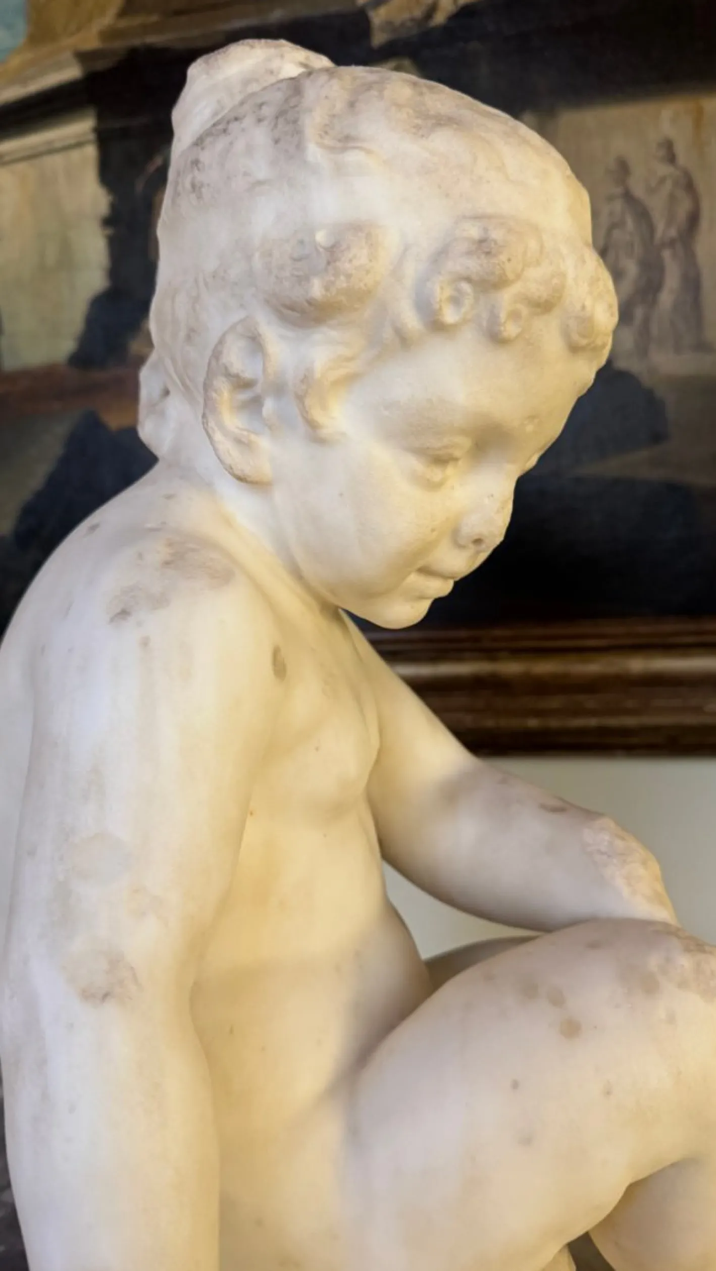 Statuette Kleines Mädchen, Spätes 18. Jh., Marmor