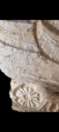Steinsockel in Form eines geflügelten Löwen, 1500er
