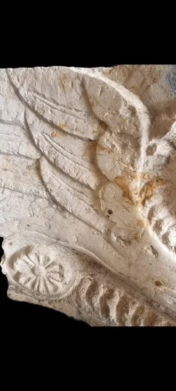Steinsockel in Form eines geflügelten Löwen, 1500er