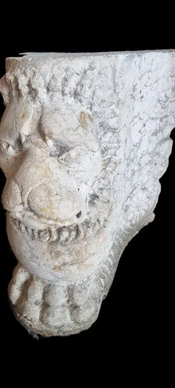 Steinsockel in Form eines geflügelten Löwen, 1500er
