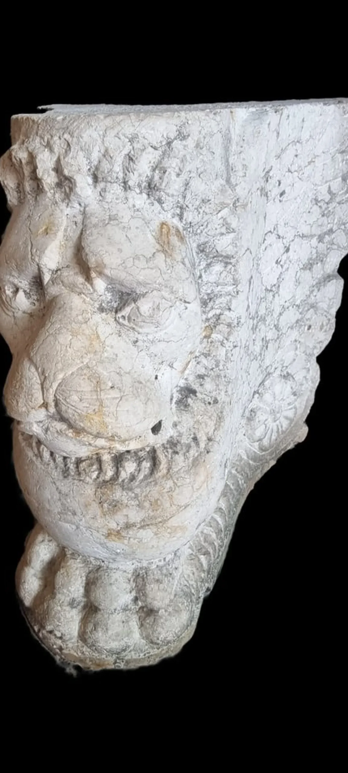 Steinsockel in Form eines geflügelten Löwen, 1500er