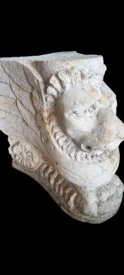 Steinsockel in Form eines geflügelten Löwen, 1500er