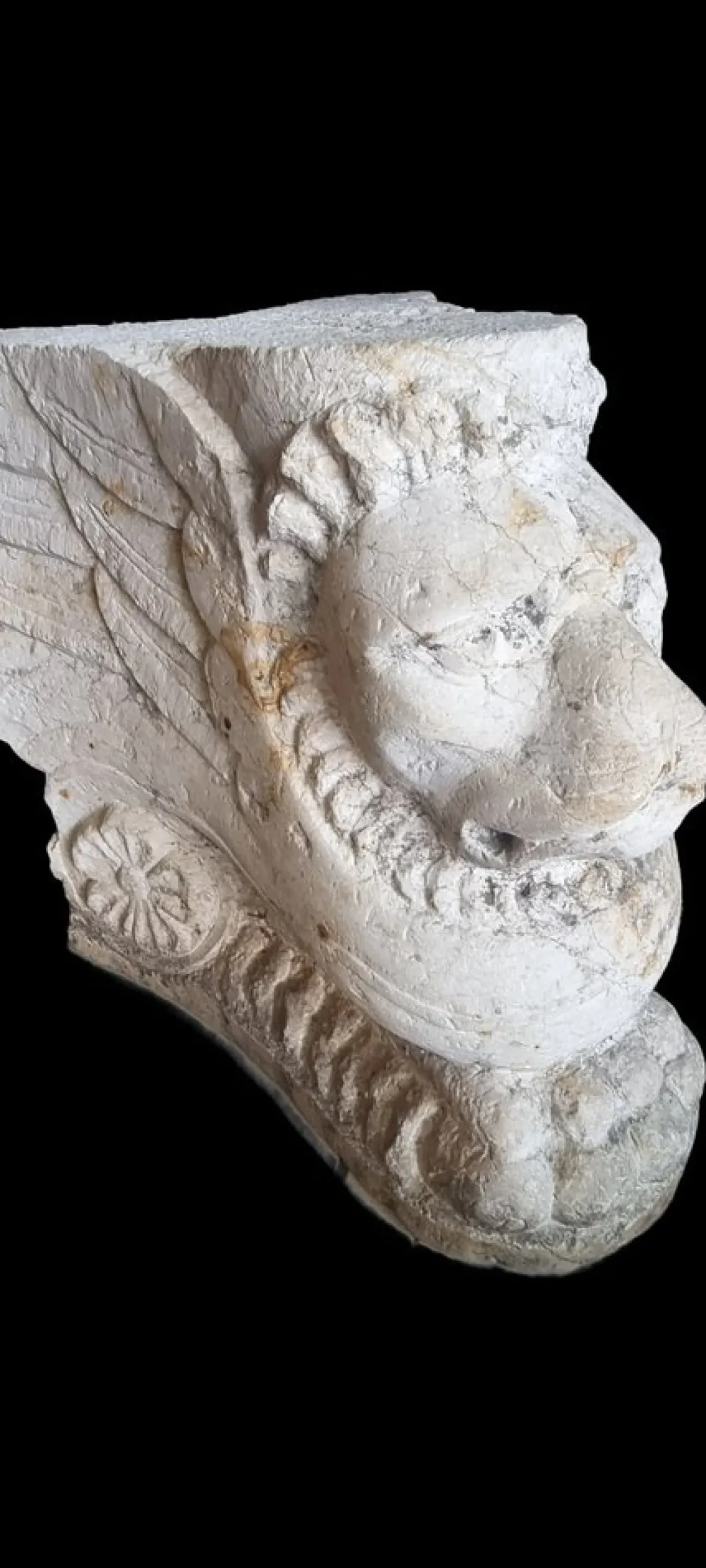 Steinsockel in Form eines geflügelten Löwen, 1500er