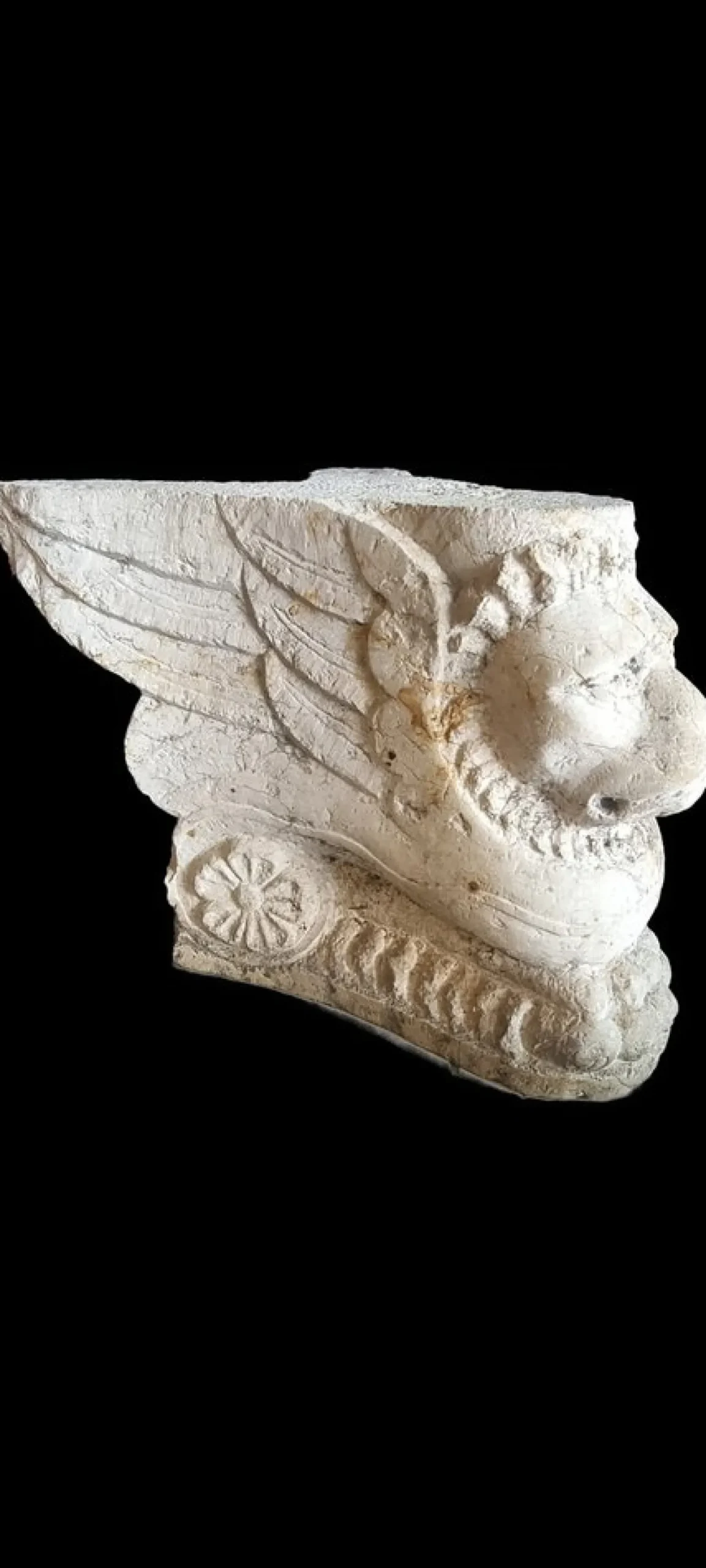 Steinsockel in Form eines geflügelten Löwen, 1500er