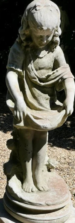Steinstatue eines Mädchens, das ihre Schürze hält, 1950