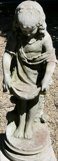 Steinstatue eines Mädchens, das ihre Schürze hält, 1950