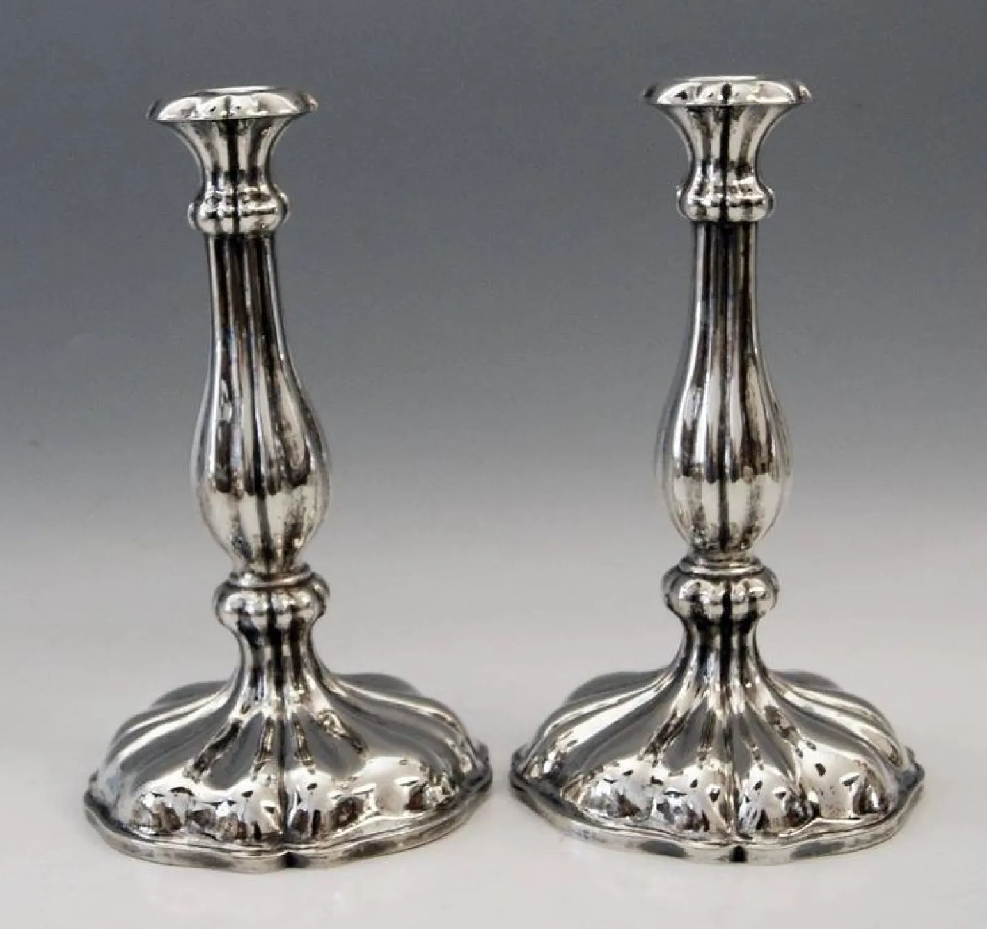 Österreichische Silberkerzenhalter mit 13 Lots von Meister J.Wiederspoeck, Wien, 1855, 2er Set