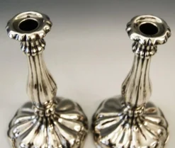Österreichische Silberkerzenhalter mit 13 Lots von Meister J.Wiederspoeck, Wien, 1855, 2er Set