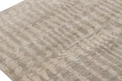 Strukturierter Teppich in Grau- und Cremetönen von Rug&Kilim