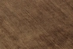 Strukturierter Teppich in sattem Ton-in-Ton Braun mit goldenen Akzenten von Rug&Kilim