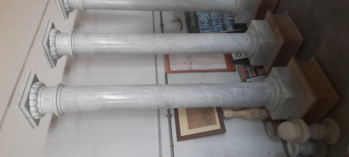 Säule aus poliertem Carrara Marmor von Achille Grassi