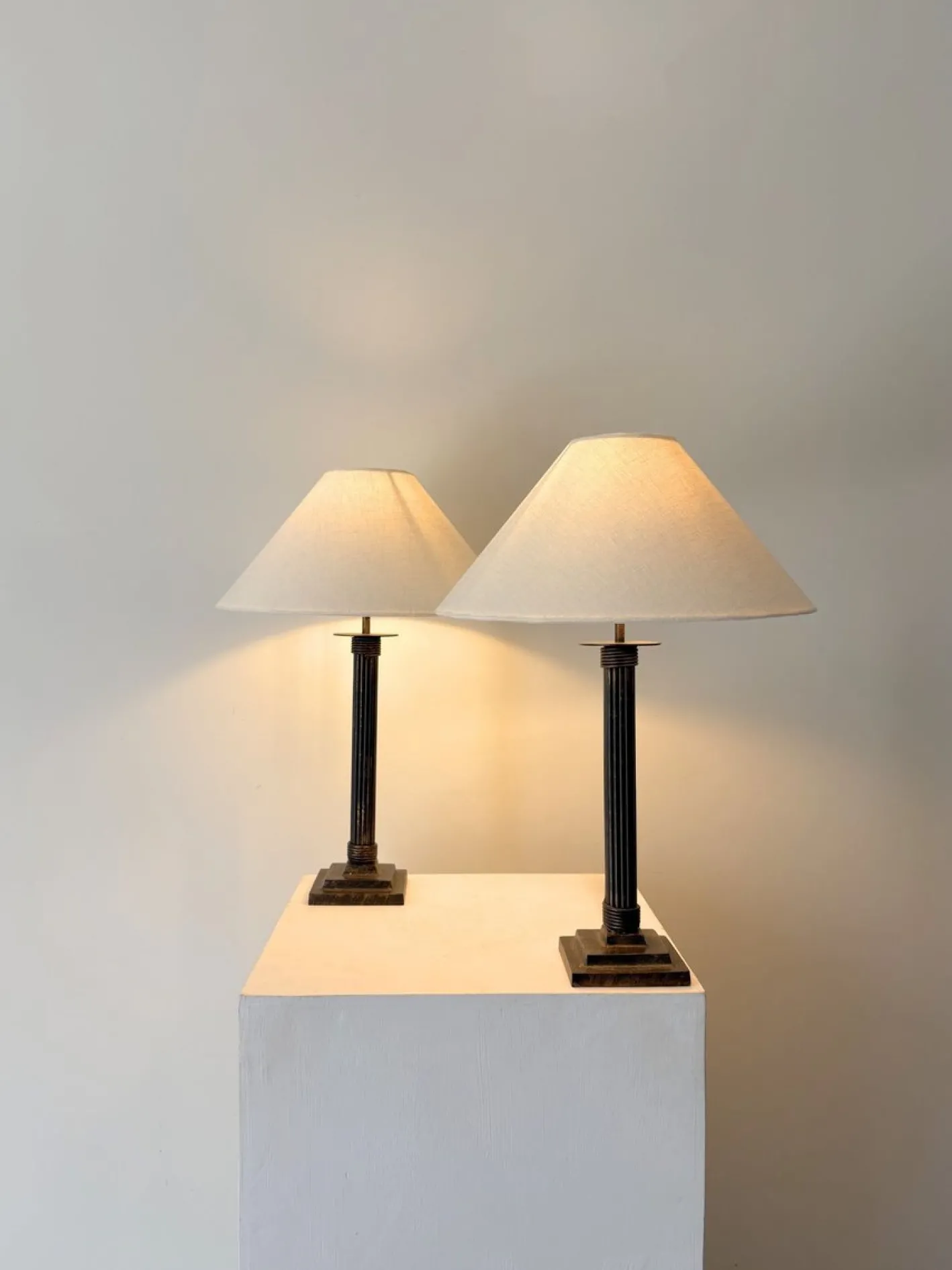 Säulenlampen aus gegossenem Metall mit geriffelten Details, 1980er, 2er Set