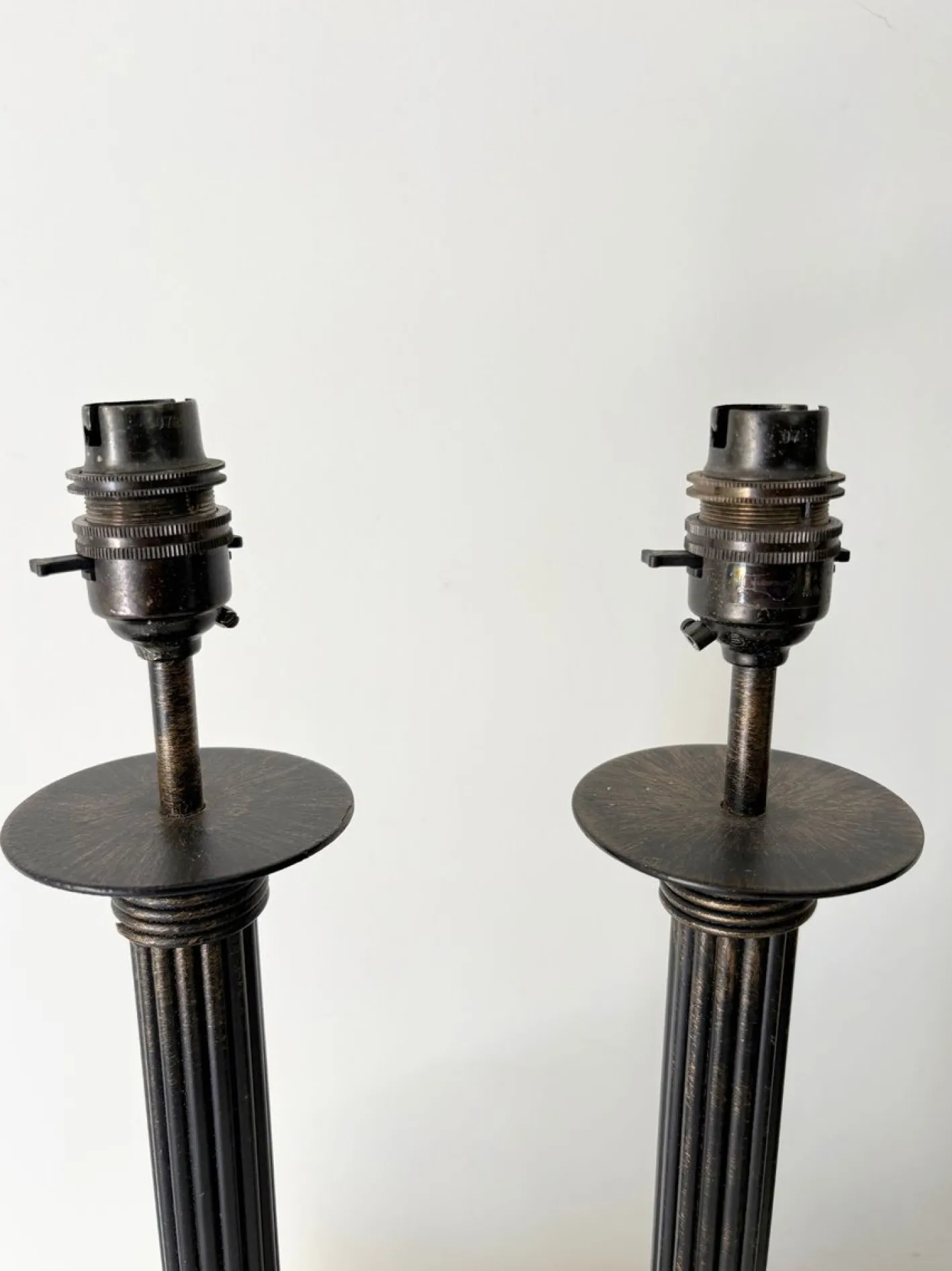 Säulenlampen aus gegossenem Metall mit geriffelten Details, 1980er, 2er Set