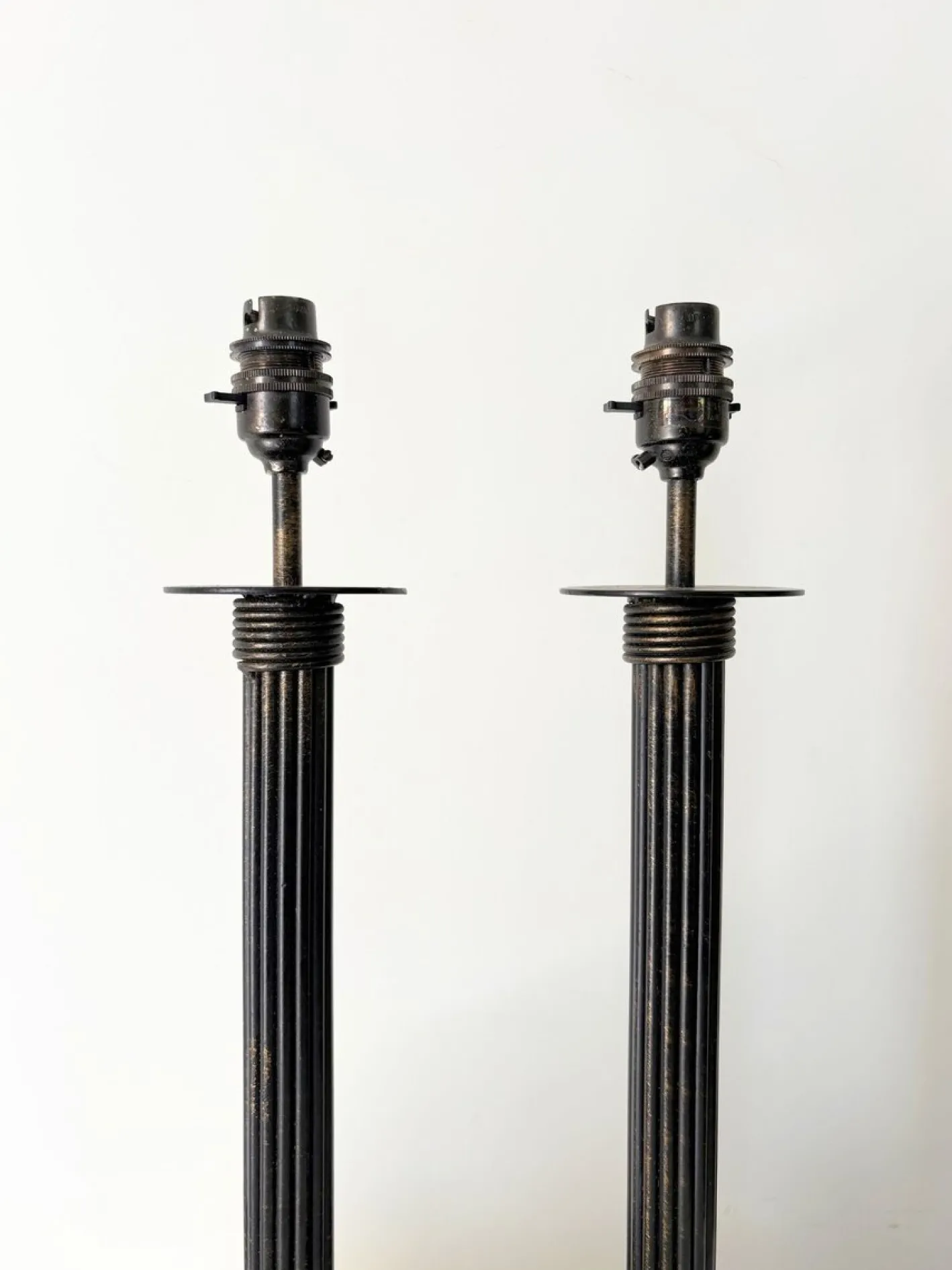 Säulenlampen aus gegossenem Metall mit geriffelten Details, 1980er, 2er Set