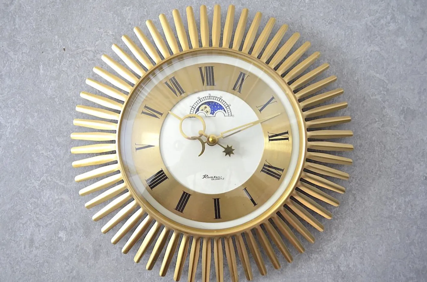 Sunbust Moon Phases Wanduhr von Richter Quarz