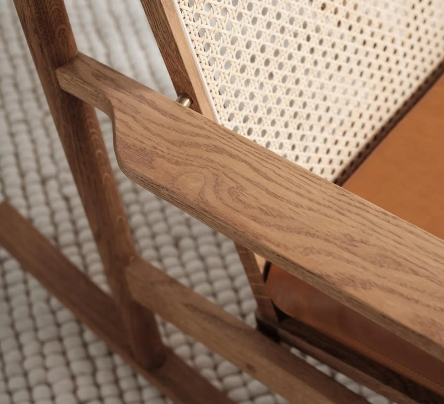 Swing Schaukelstuhl aus Moonlight Schaffell von Warm Nordic