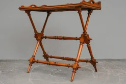 Tabletttisch aus Eiche aus dem späten 19. Jh