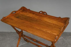Tabletttisch aus Eiche aus dem späten 19. Jh