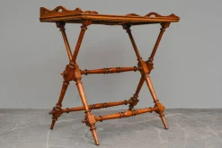Tabletttisch aus Eiche aus dem späten 19. Jh