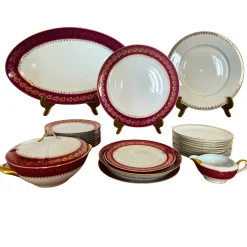 Tafelservice aus Porzellan der Jahrhundertmitte mit rubinrotem und vergoldetem Fries aus Limoges, 1950, 26 Exemplare