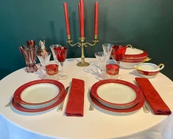 Tafelservice aus Porzellan der Jahrhundertmitte mit rubinrotem und vergoldetem Fries aus Limoges, 1950, 26 Exemplare
