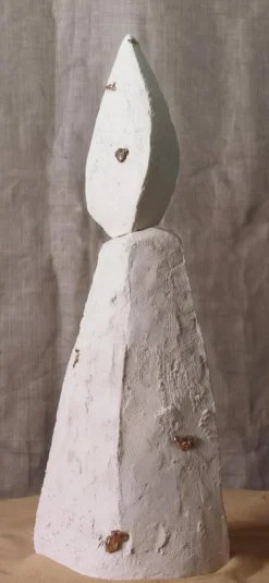 Talisman Skulptur # 2 aus Sandy Steingut mit Bronze Intarsien von Margaux Leycuras