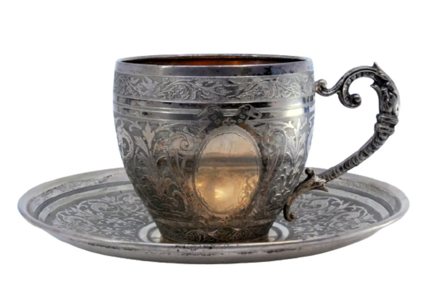 Tasse und Untertasse aus Neusilber mit gravierten Blumenmotiven und Monogrammkarte, 2 . Set