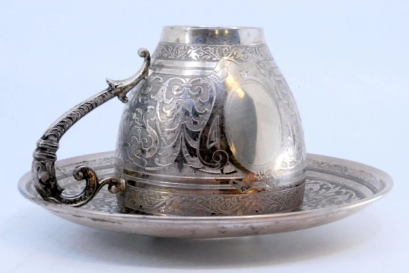 Tasse und Untertasse aus Neusilber mit gravierten Blumenmotiven und Monogrammkarte, 2 . Set
