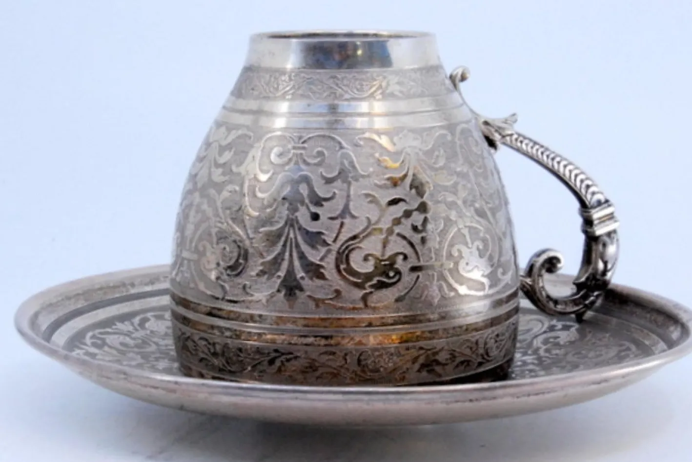 Tasse und Untertasse aus Neusilber mit gravierten Blumenmotiven und Monogrammkarte, 2 . Set