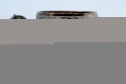 Tasse und Untertasse aus Neusilber mit gravierten Blumenmotiven und Monogrammkarte, 2 . Set