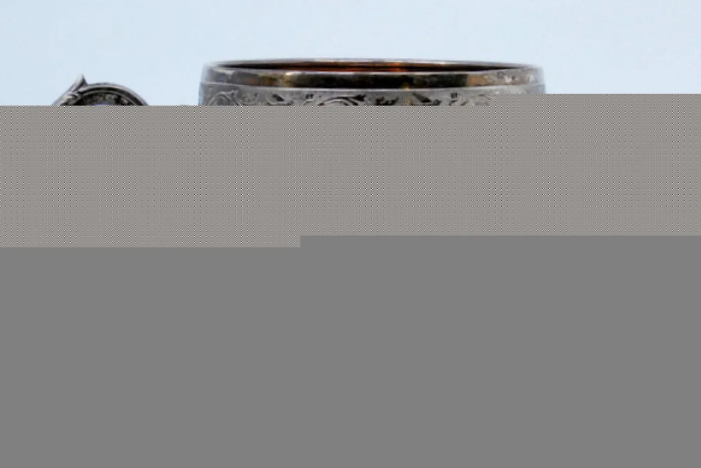 Tasse und Untertasse aus Neusilber mit gravierten Blumenmotiven und Monogrammkarte, 2 . Set