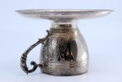 Tasse und Untertasse aus Neusilber mit gravierten Blumenmotiven und Monogrammkarte, 2 . Set
