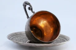 Tasse und Untertasse aus Neusilber mit gravierten Blumenmotiven und Monogrammkarte, 2 . Set