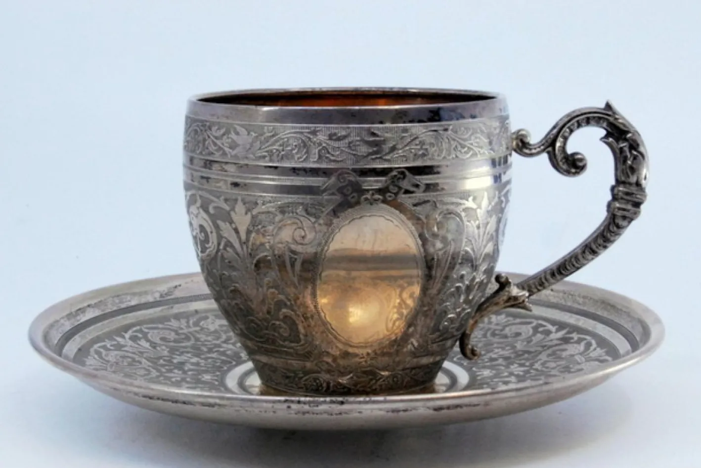 Tasse und Untertasse aus Neusilber mit gravierten Blumenmotiven und Monogrammkarte, 2 . Set