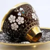Tasse und Untertasse im russischen Stil aus emailliertem Silber mit floralen Motiven und goldenem Interieur, 2er Set