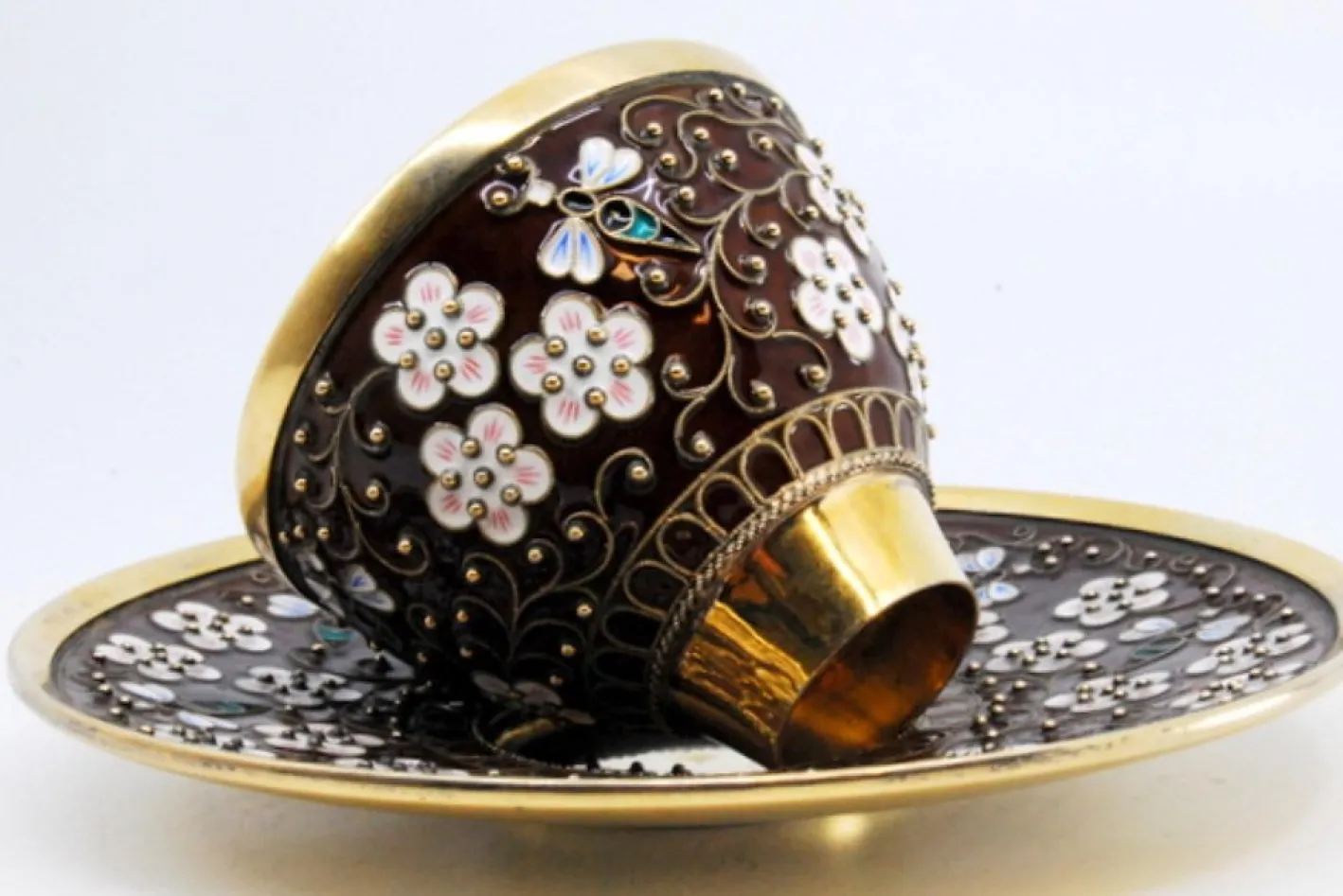 Tasse und Untertasse im russischen Stil aus emailliertem Silber mit floralen Motiven und goldenem Interieur, 2er Set