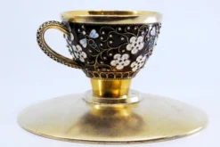 Tasse und Untertasse im russischen Stil aus emailliertem Silber mit floralen Motiven und goldenem Interieur, 2er Set