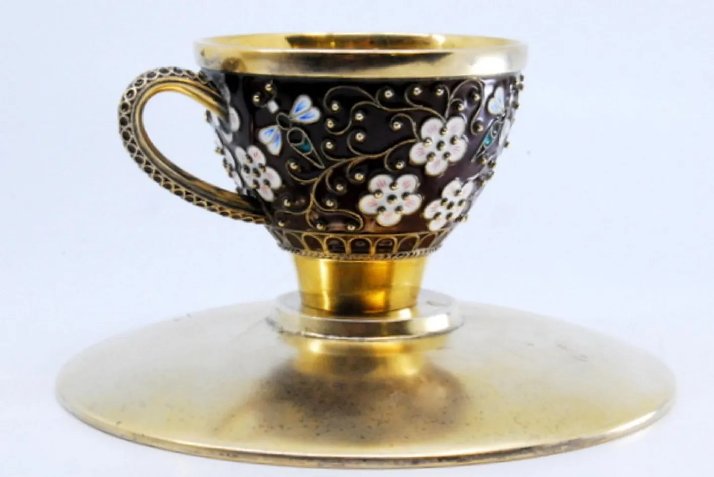 Tasse und Untertasse im russischen Stil aus emailliertem Silber mit floralen Motiven und goldenem Interieur, 2er Set